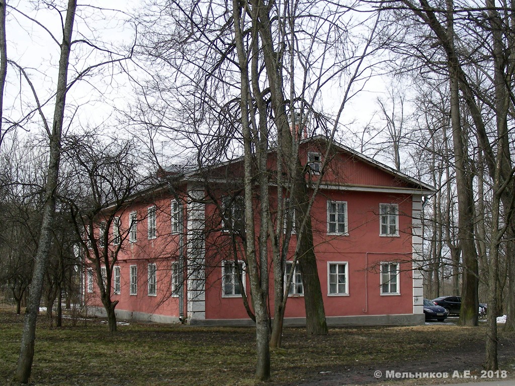 Ломоносов, Михайловская улица, 1 / Еленинская улица, 9