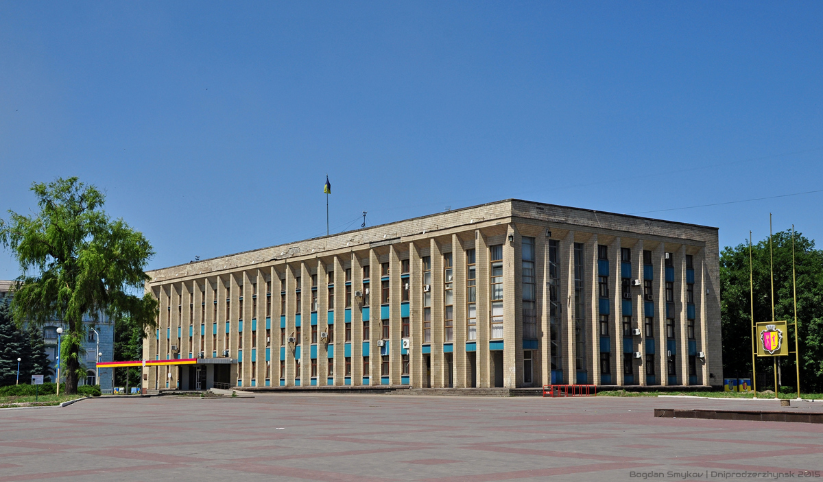 Каменское, Площадь Петра Калнышевского, 2