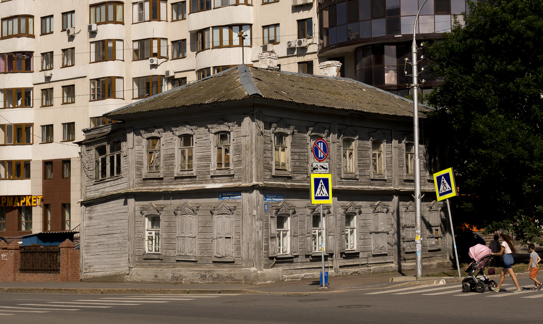 Ufa, Улица Свердлова, 65 / Улица Аксакова, 38