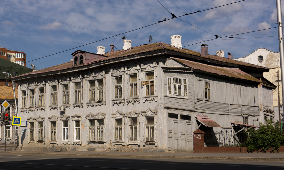 Уфа, Коммунистическая улица, 38 / Улица Аксакова, 46