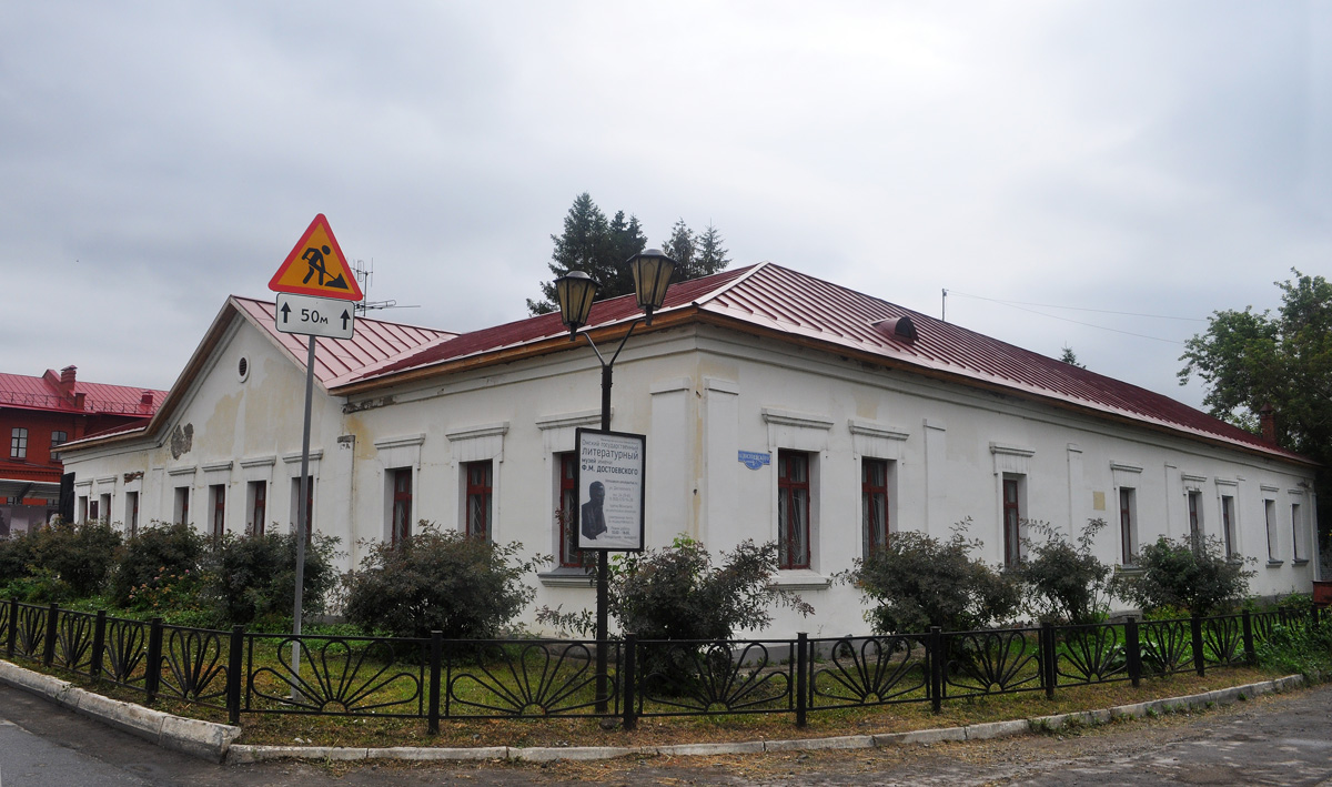 Омск, Улица Достоевского, 1 / Улица Победы, 4
