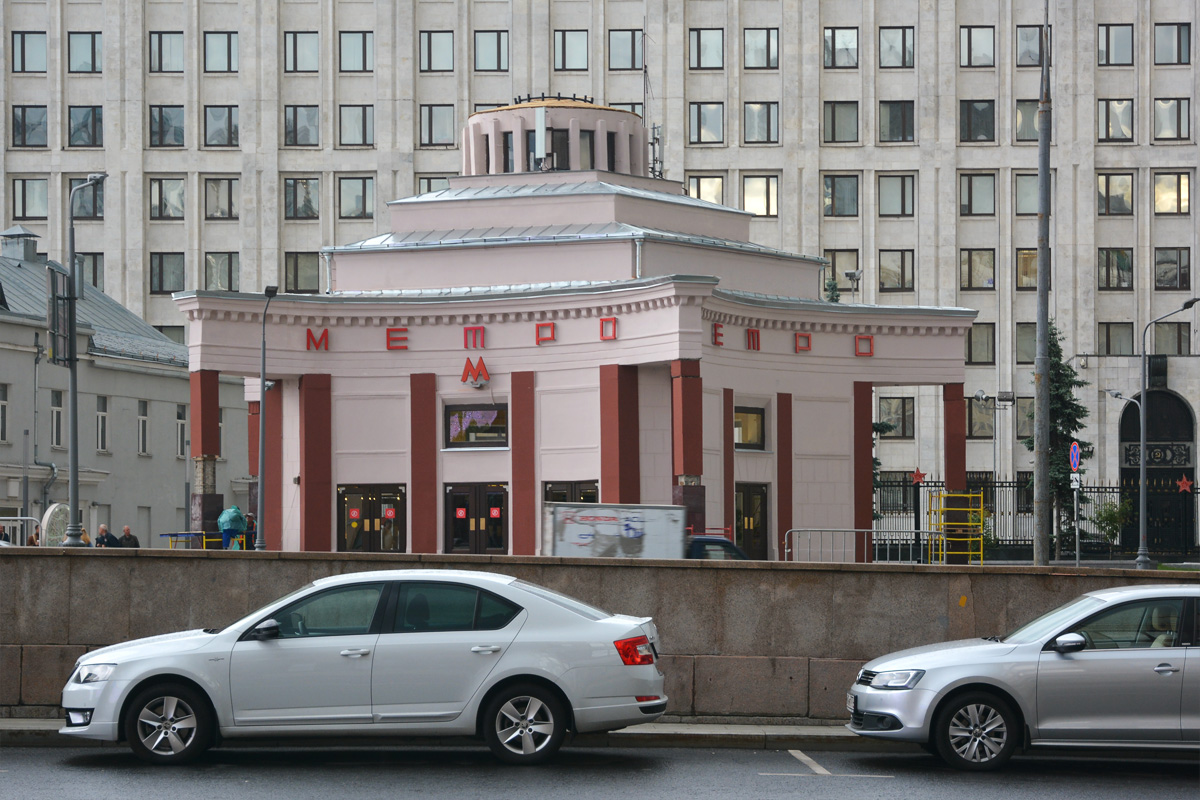 Москва, Филёвская линия Московского Метрополитена, станция метро «Арбатская»