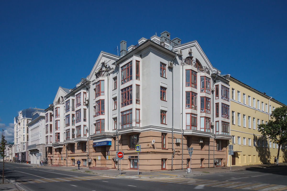 Казань, Улица Дзержинского, 9 / Улица Япеева, 1