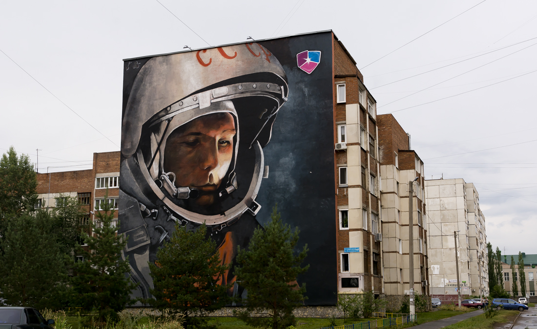 Уфа, Улица Юрия Гагарина, 14/1. Монументальное искусство (мозаики, росписи, барельефы, сграфито)