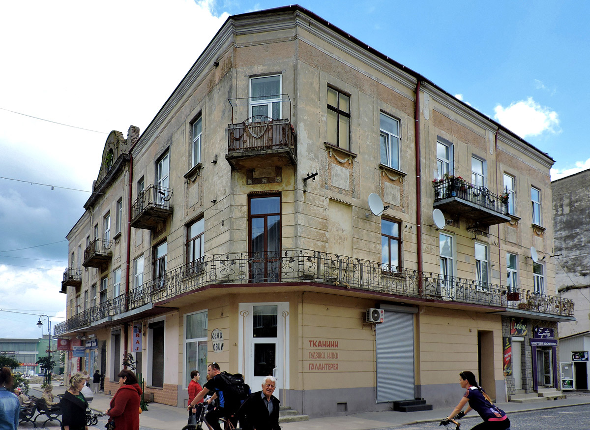 Золочев, Улица Маркияна Шашкевича, 1