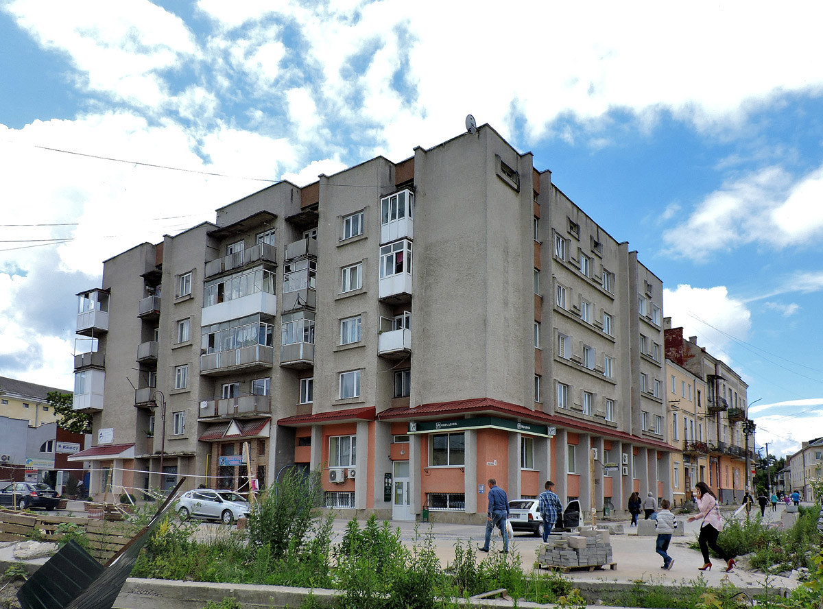 Золочев, Улица Ивана Мазепы, 1; Улица Репина, 2