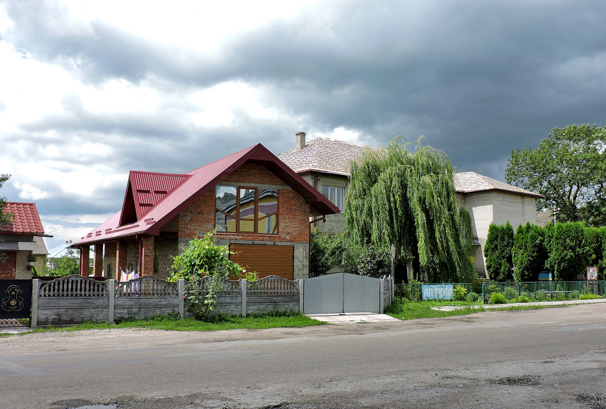 Золочевский район, прочие н.п., с. Сасов, Бродовская улица, 17; с. Сасов, Бродовская улица, 19
