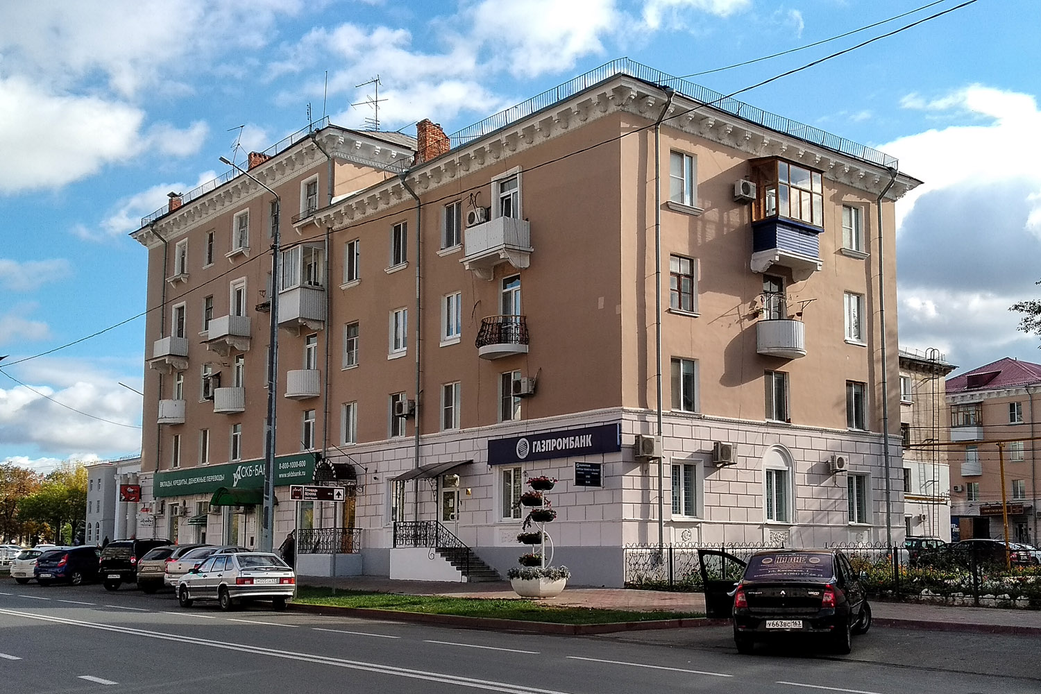 Новокуйбышевск, Улица 50-летия НПЗ, 10 / Коммунистическая улица, 36