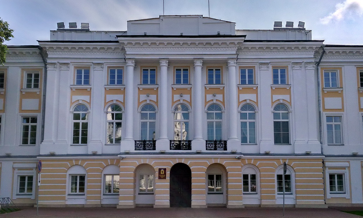 Yaroslavl, Советская площадь, 1 / Площадь Челюскинцев, 19