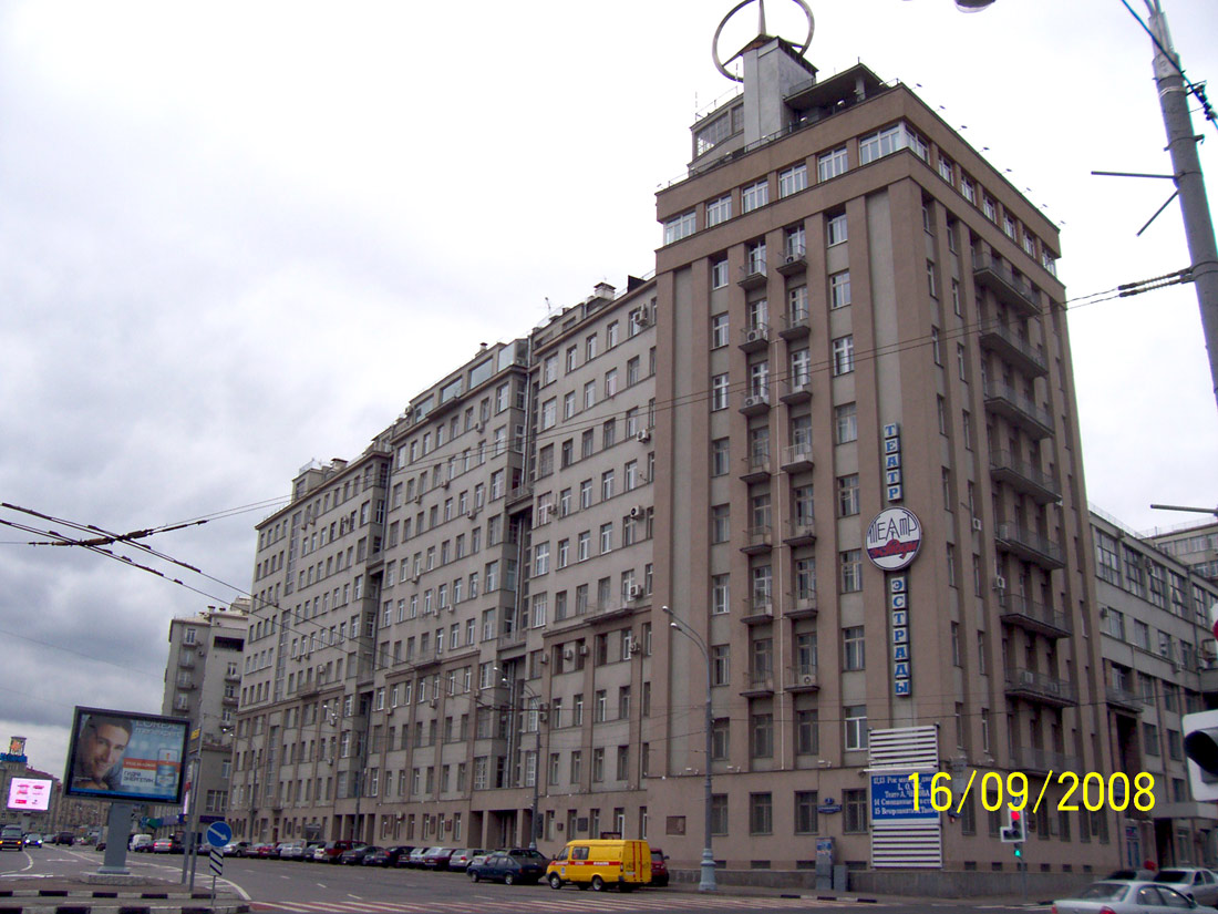 Москва, Улица Серафимовича, 2 / Берсеневская набережная, 20