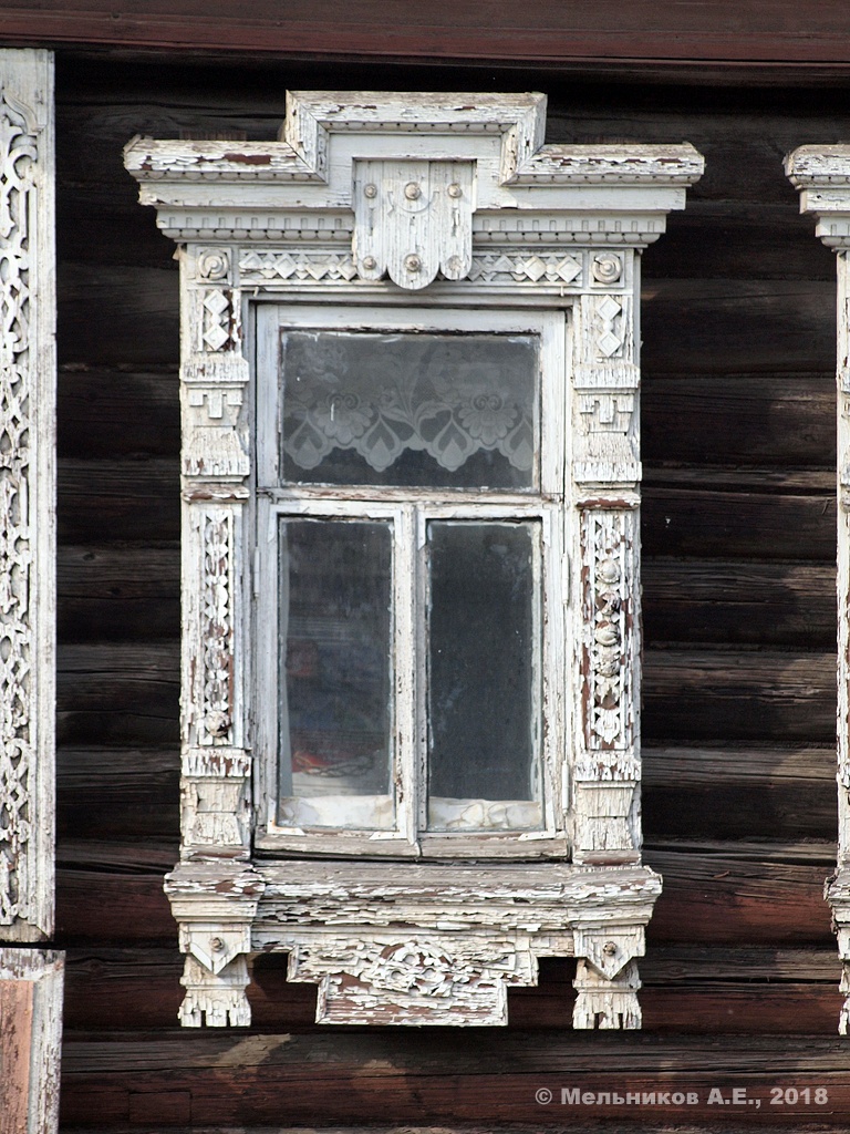 Иваново, Улица Пророкова, 17 / Лежневская улица, 6. Резные наличники