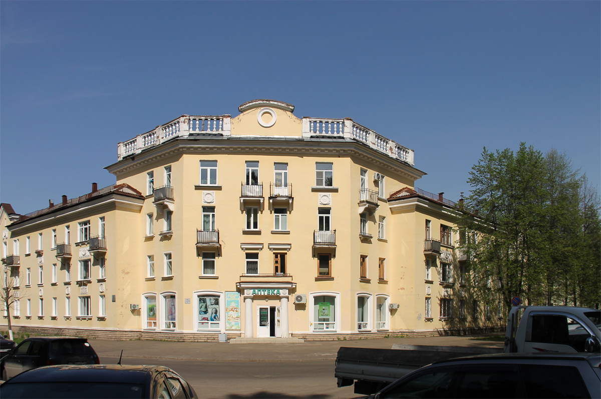 Железногорск, Улица Советской армии, 1 / Парковая улица, 2