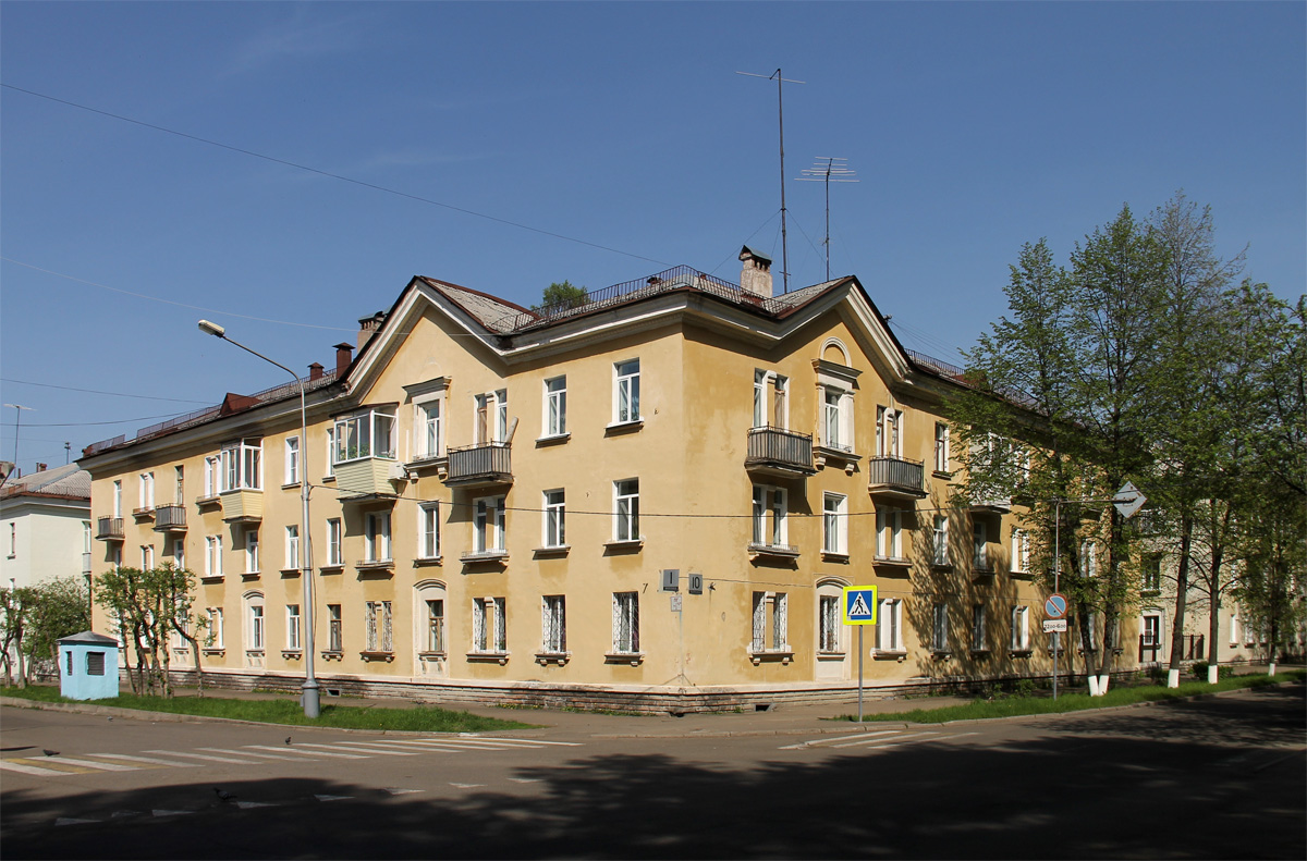 Железногорск, Школьная улица, 1 / Парковая улица, 10