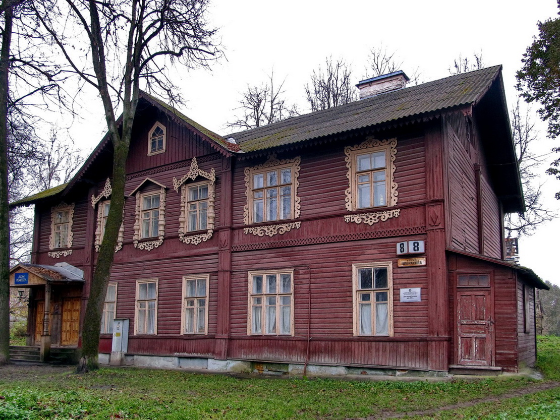 Pskov, Улица Некрасова, 8. Резные орнаменты (кроме наличников)