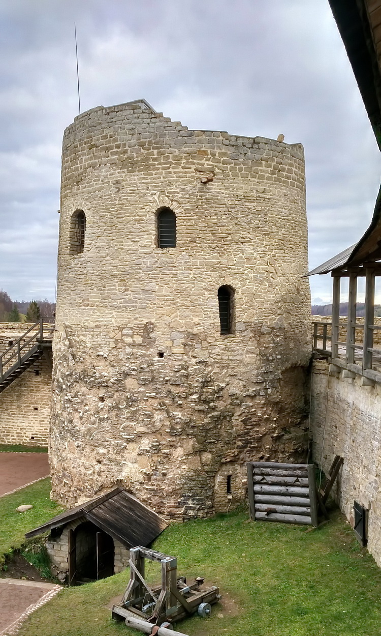 Izborsk, Московская улица, Башня Луковка