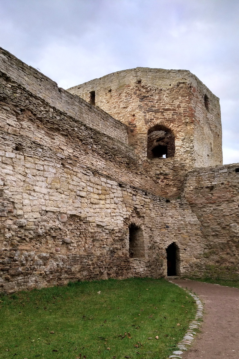 Изборск, Московская улица, Талавская башня