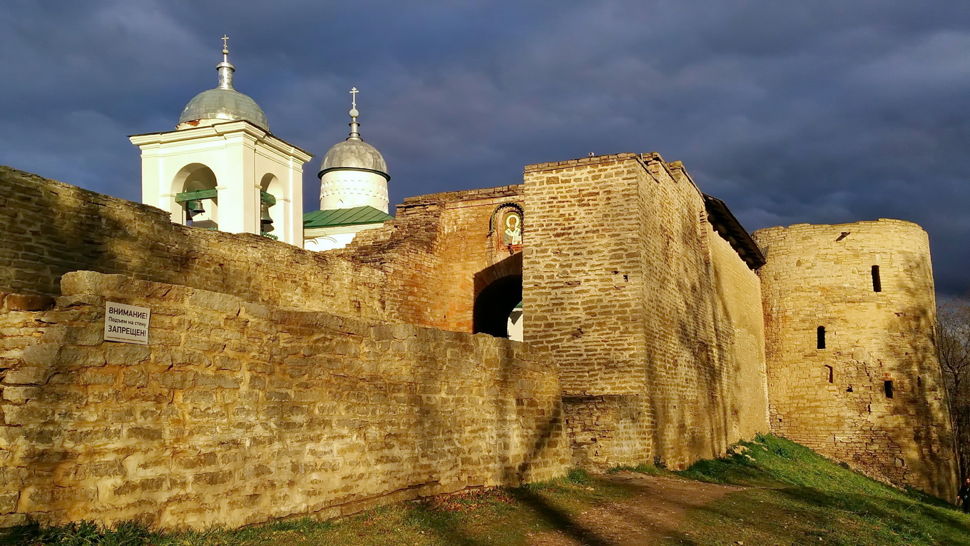 Изборск, Московская улица, Никольские ворота; Московская улица, Колокольная башня