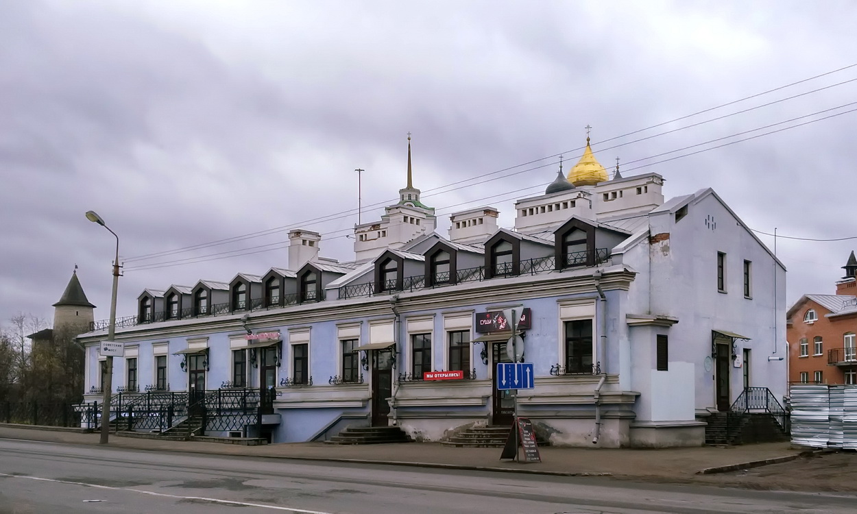Pskov, Советская набережная, 1 / Улица Леона Поземского, 2