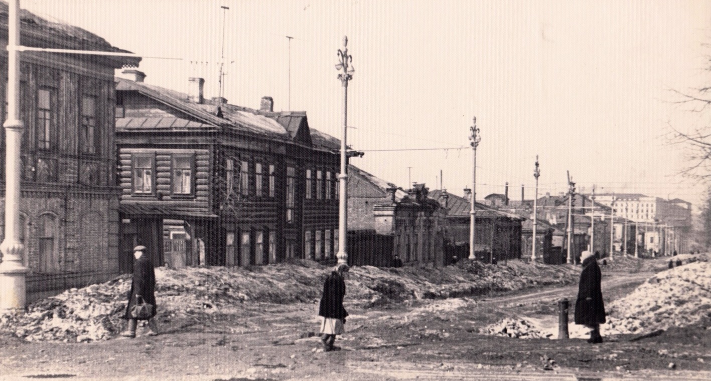 Пермь, Монастырская улица, 12 / Комсомольский проспект, 1