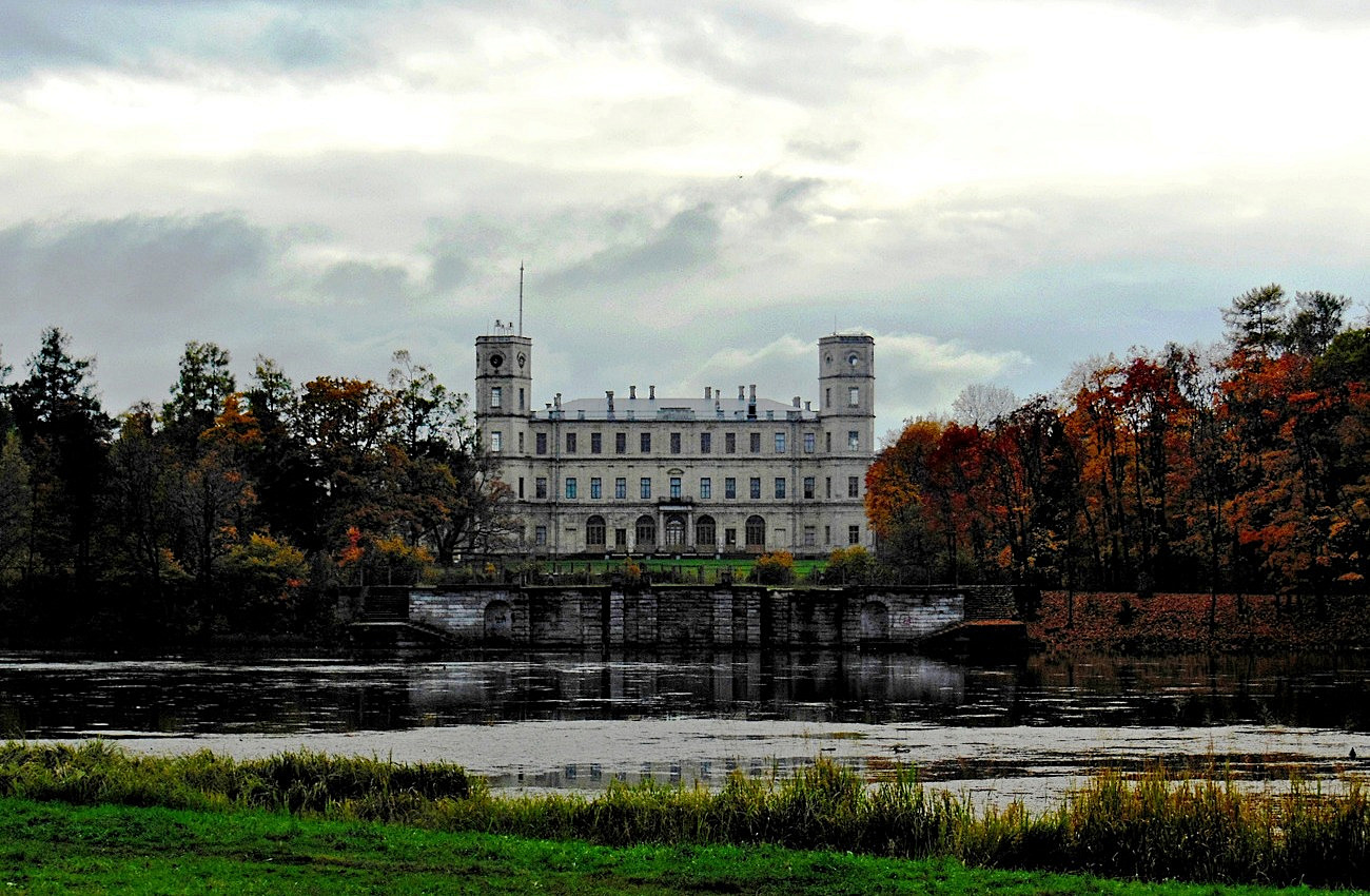 Гатчина, Красноармейский проспект, 1