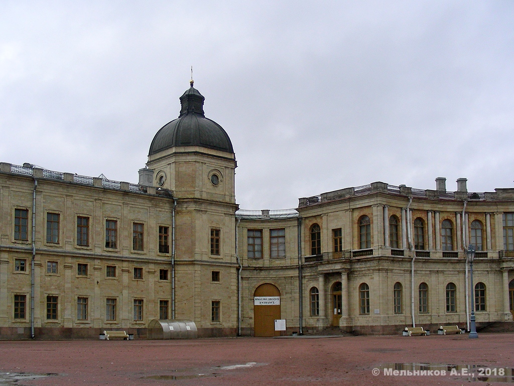 Гатчина, Красноармейский проспект, 1