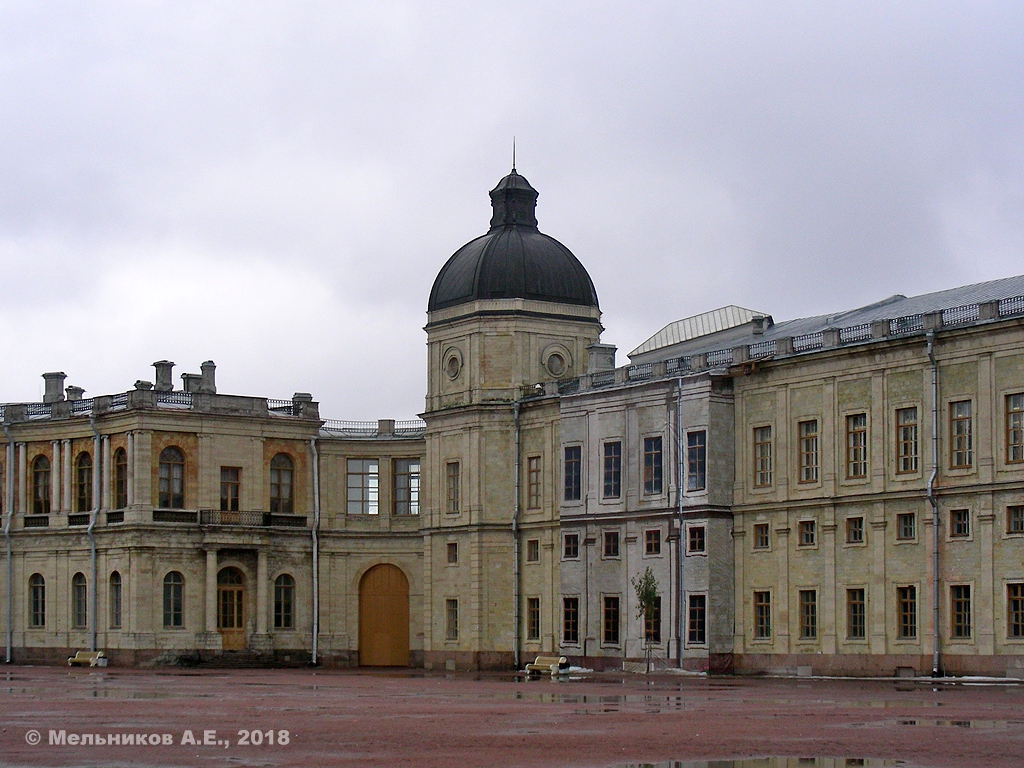 Гатчина, Красноармейский проспект, 1