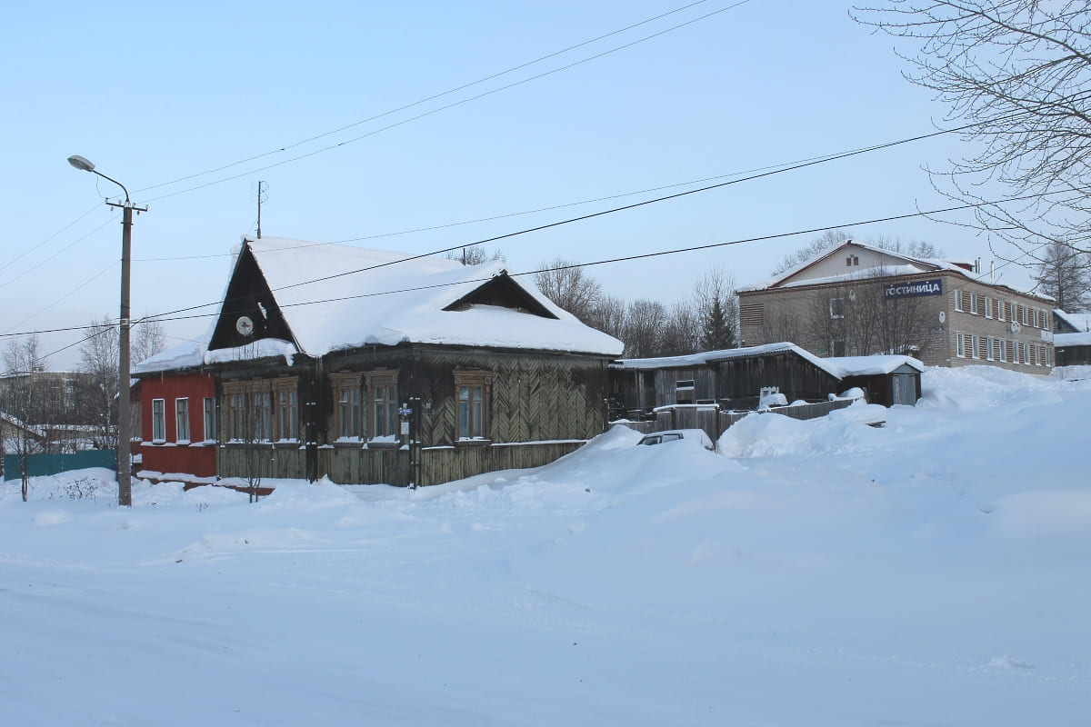 Кизел, Улица Ленина, 31; Коммунистический переулок, 25