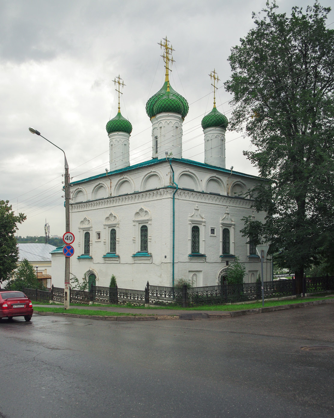 Чебоксары, Улица Константина Иванова, 13 / улица Бондарева, 12А
