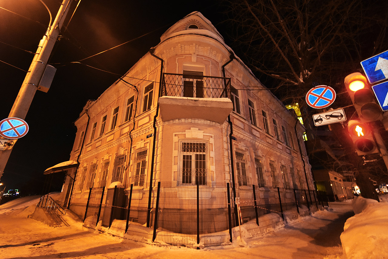 Пермь, Монастырская улица, 83 / улица Попова, 7