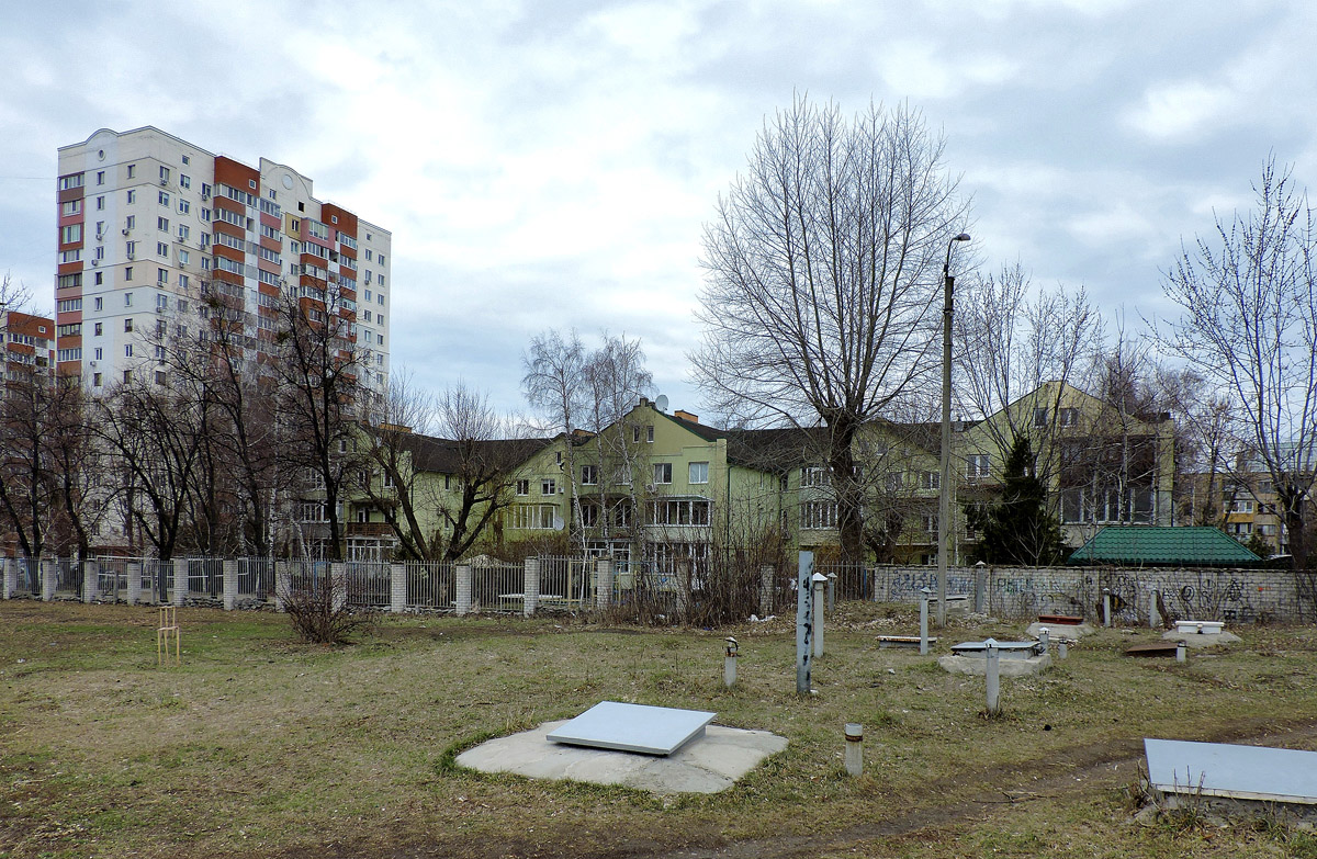 Харьков, Юбилейный проспект, 72В; Проспект Тракторостроителей, 94В (секция Г)
