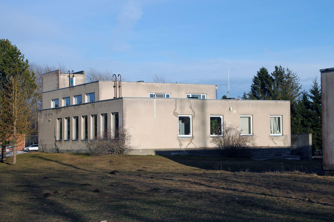 Юри, Elu- või ühiskondlik hoone