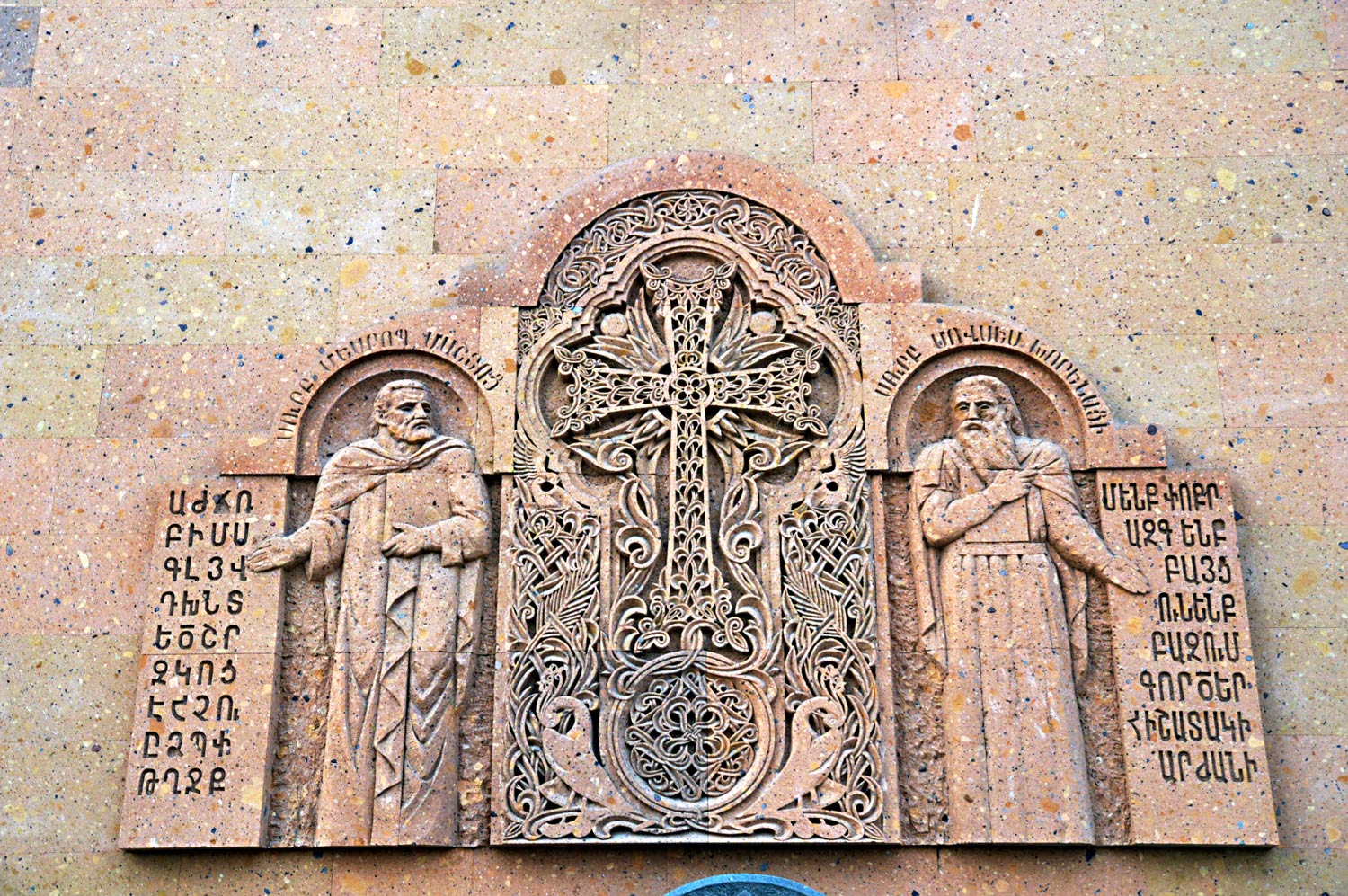 Воронеж, Донбасская улица, 2Б. Монументальное искусство (мозаики, росписи, барельефы, сграфито)