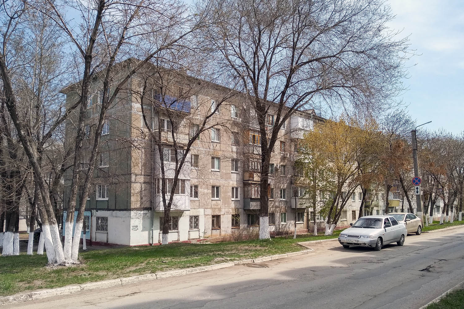 Novokuybyshevsk, Улица Дзержинского, 28 / улица Зои Космодемьянской, 1