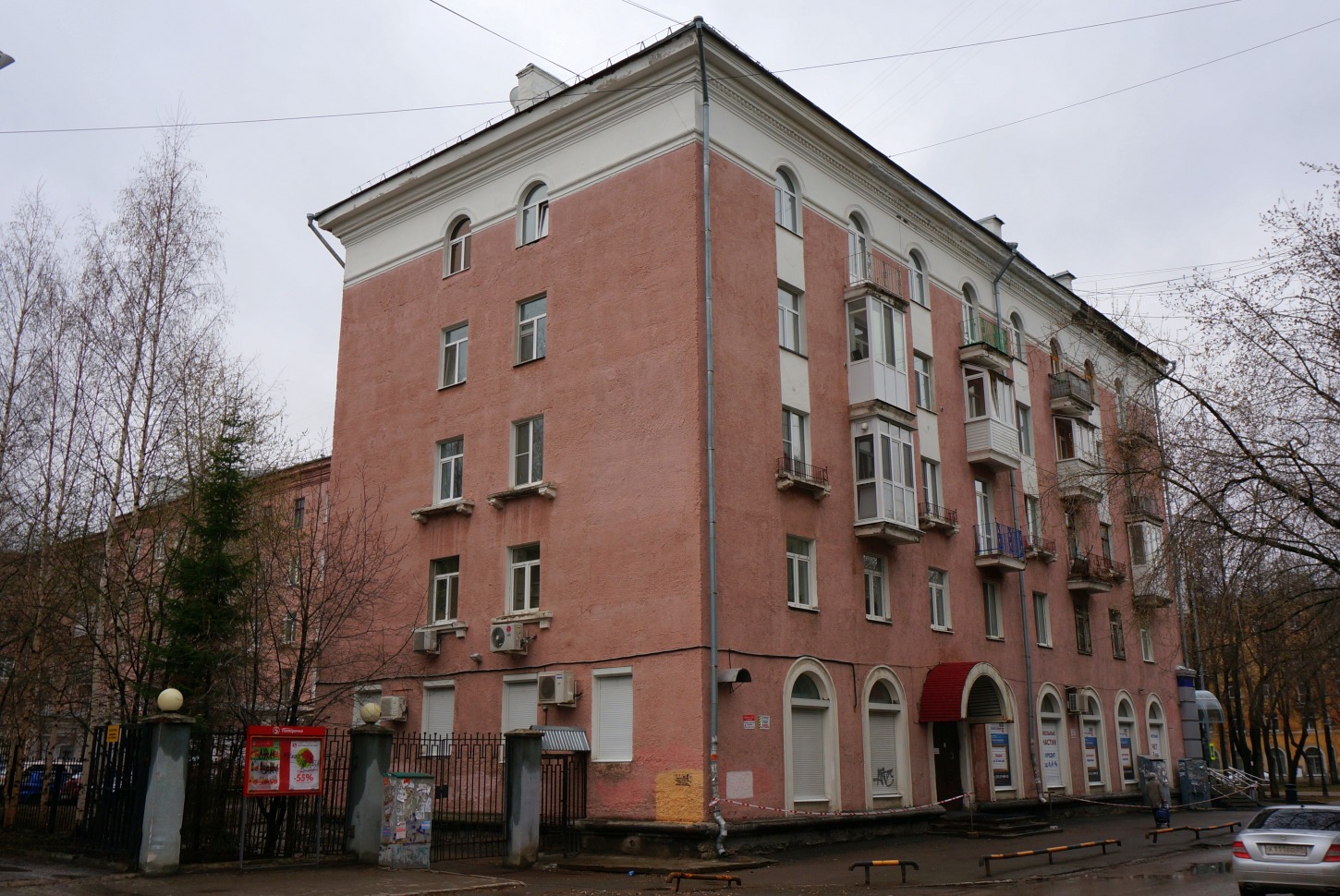 Пермь, Комсомольский проспект, 80 / Улица Юрия Смирнова, 6