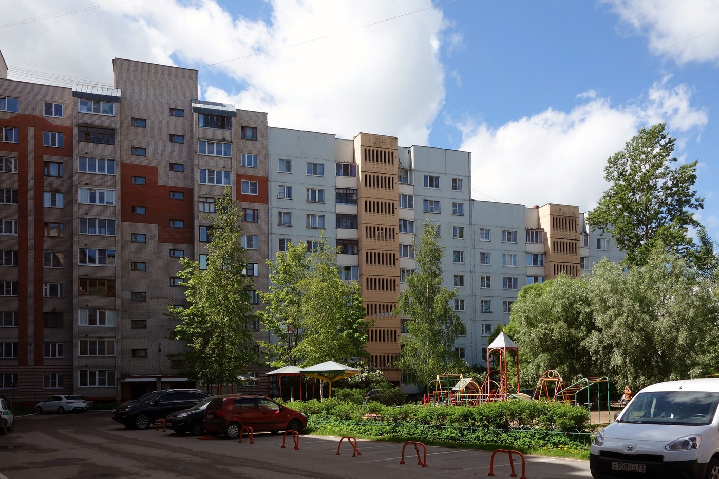 Великий Новгород, Улица Рахманинова, 17 / Хутынская улица, 19; Улица Рахманинова, 15