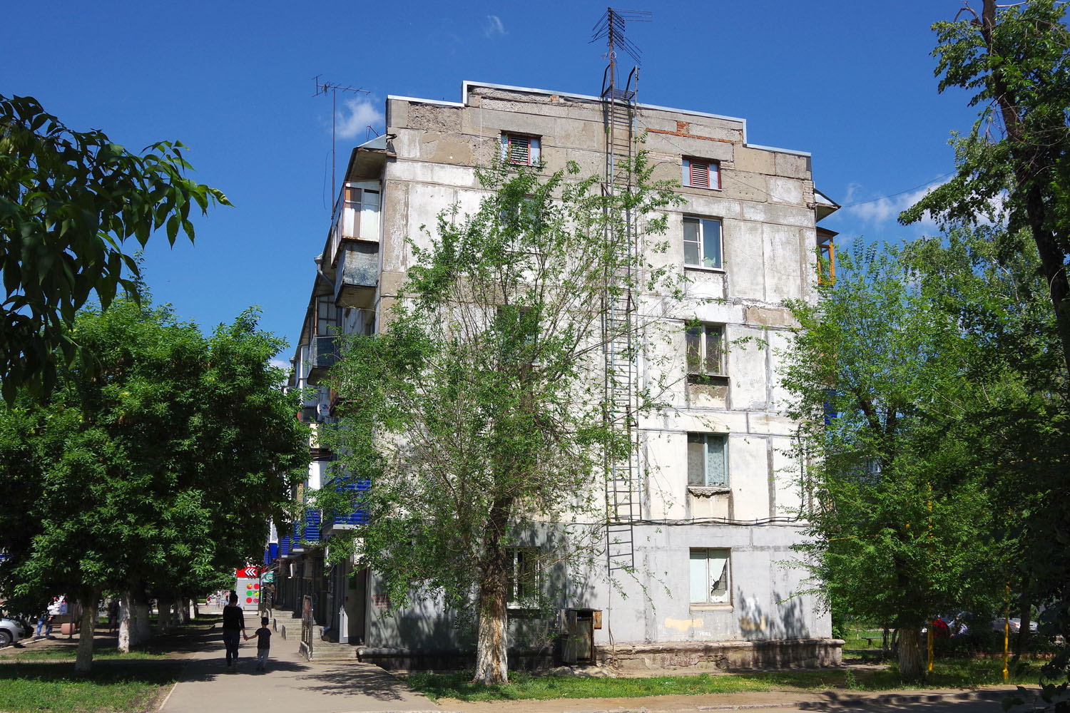 Новокуйбышевск, Улица Кадомцева, 10 / Улица Миронова, 15
