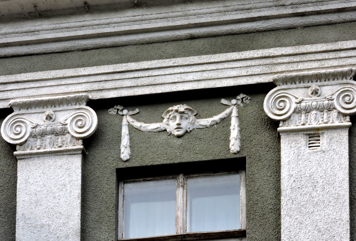 Харьков, Улица Фейербаха, 13 / Площадь Фейербаха, 5