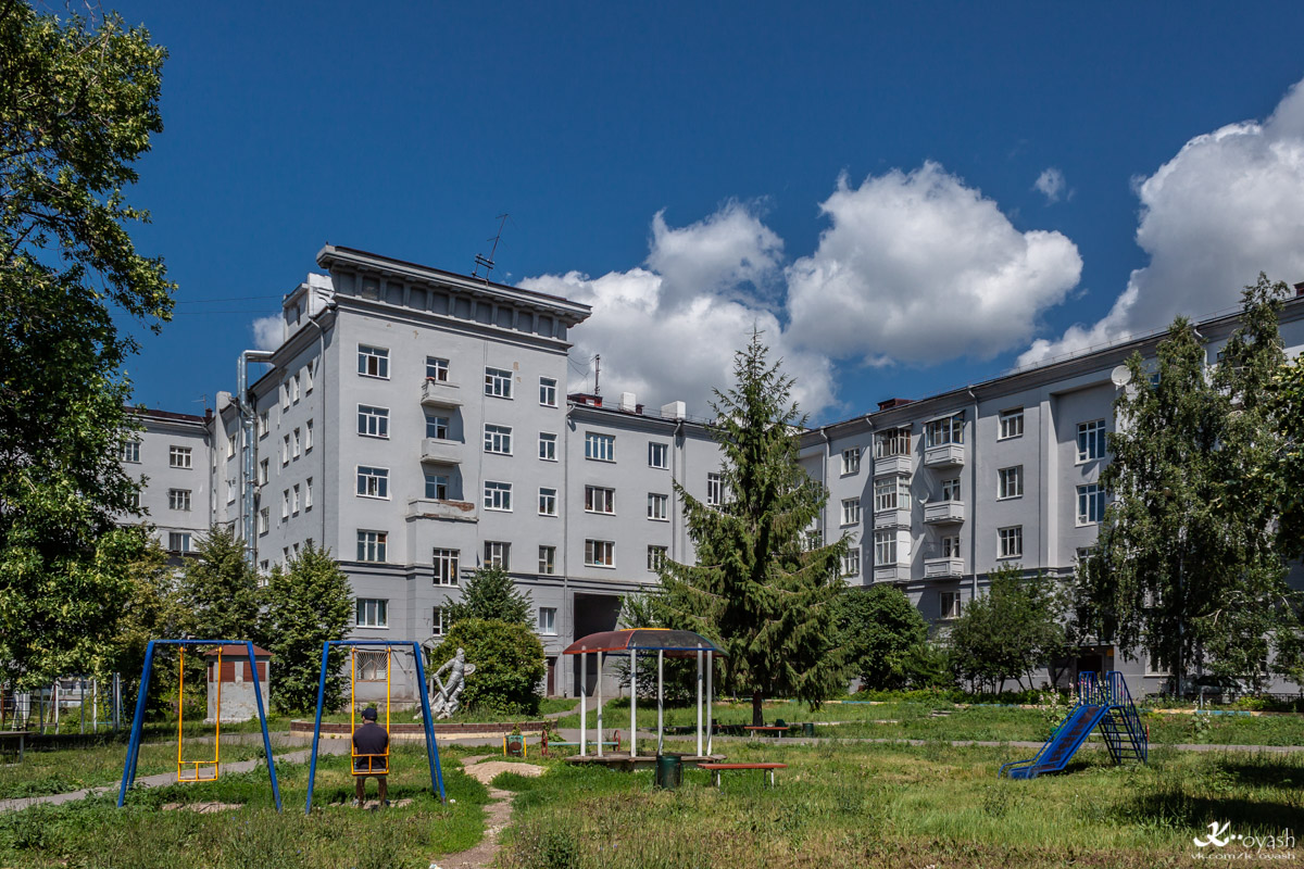 Казань, Улица Нурсултана Назарбаева, 35 корп. 1 / Улица Павлюхина, 98