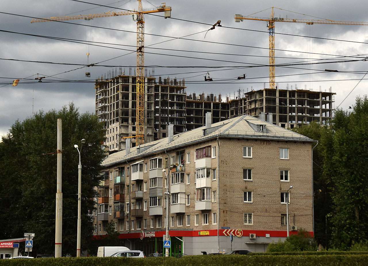 Пермь, Улица Танкистов, 13 / Стахановская улица, 44; Улица Карпинского, 14