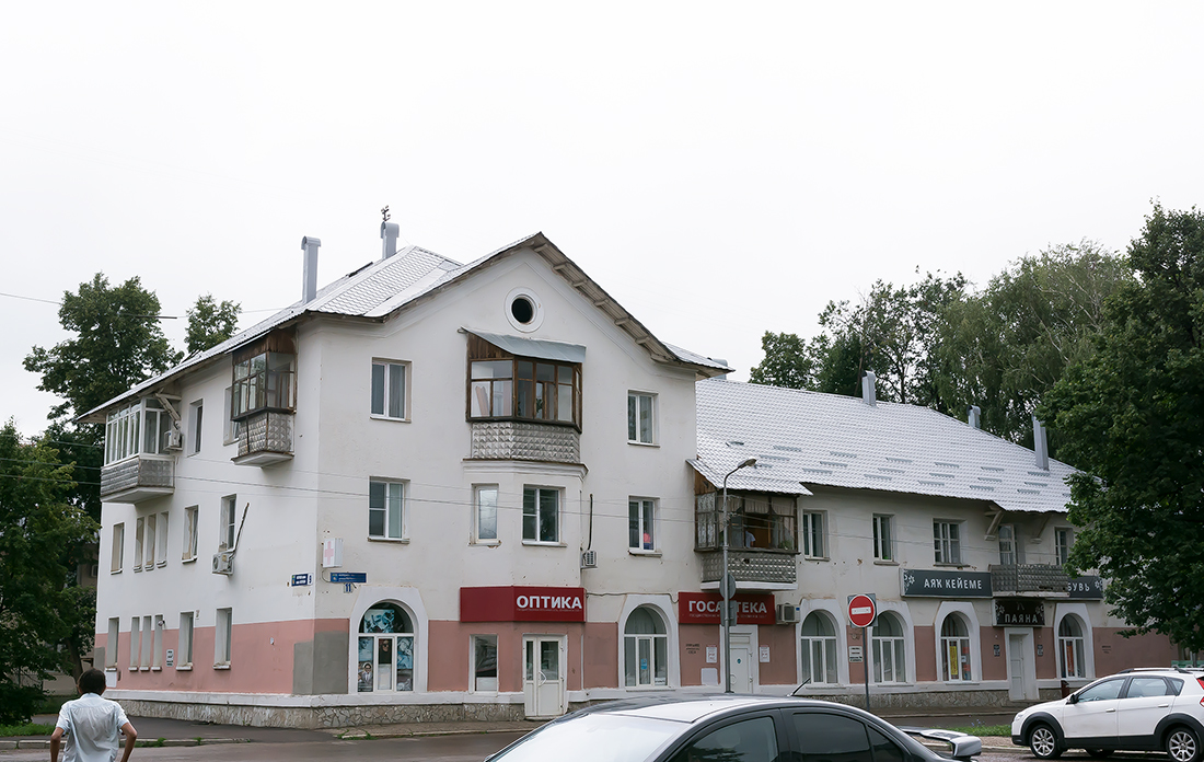 Salavat, Первомайская улица, 11 / Бульвар Матросова, 9