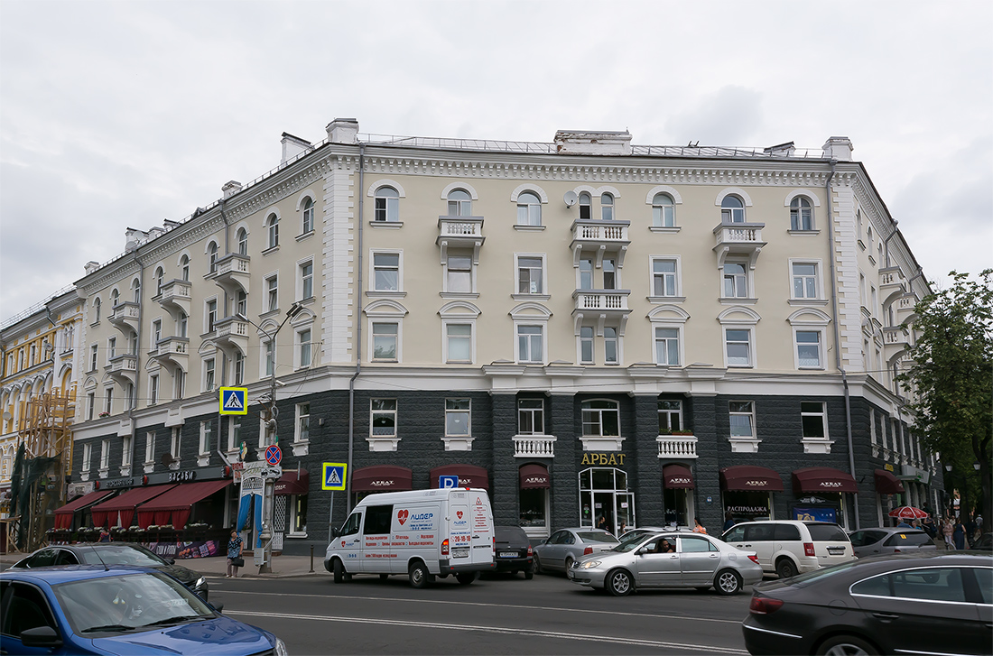 Pskov, Октябрьский проспект, 14 / Улица Пушкина, 2