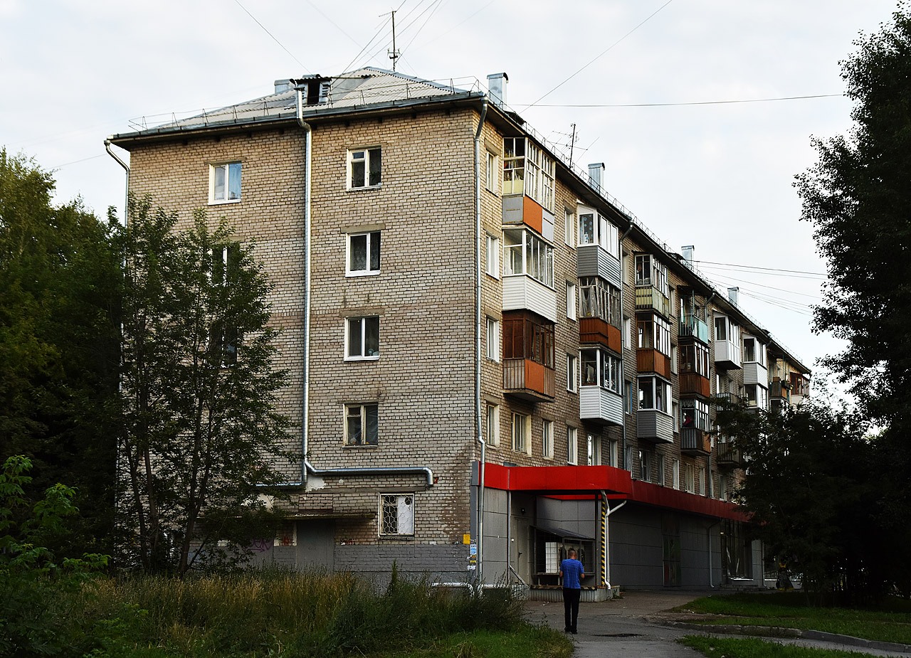 Пермь, Улица Танкистов, 13 / Стахановская улица, 44