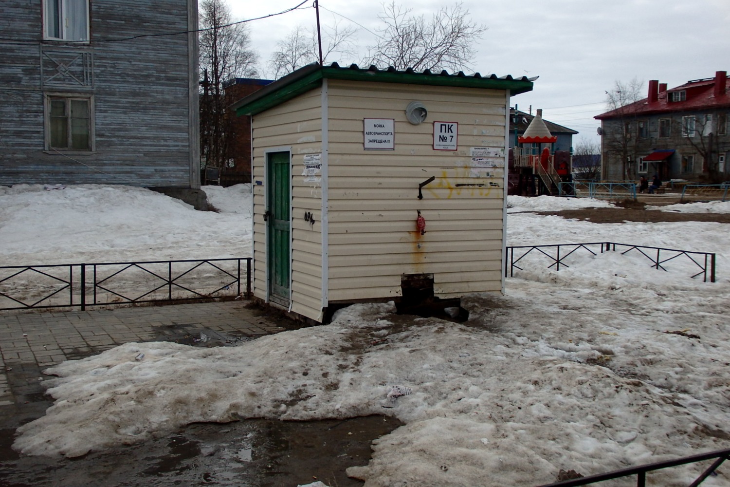 Нарьян-Мар, Улица Рыбников, колонка