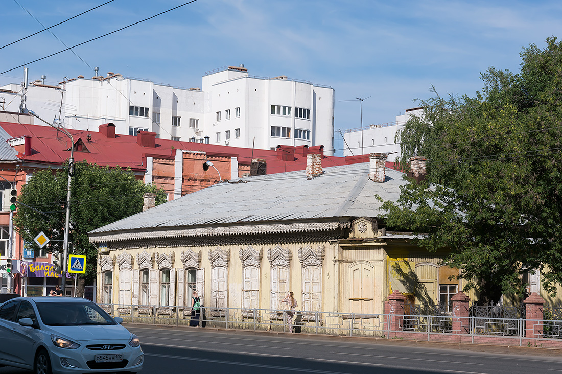 Уфа, Улица Цюрупы, 54 / Улица Чернышевского, 108