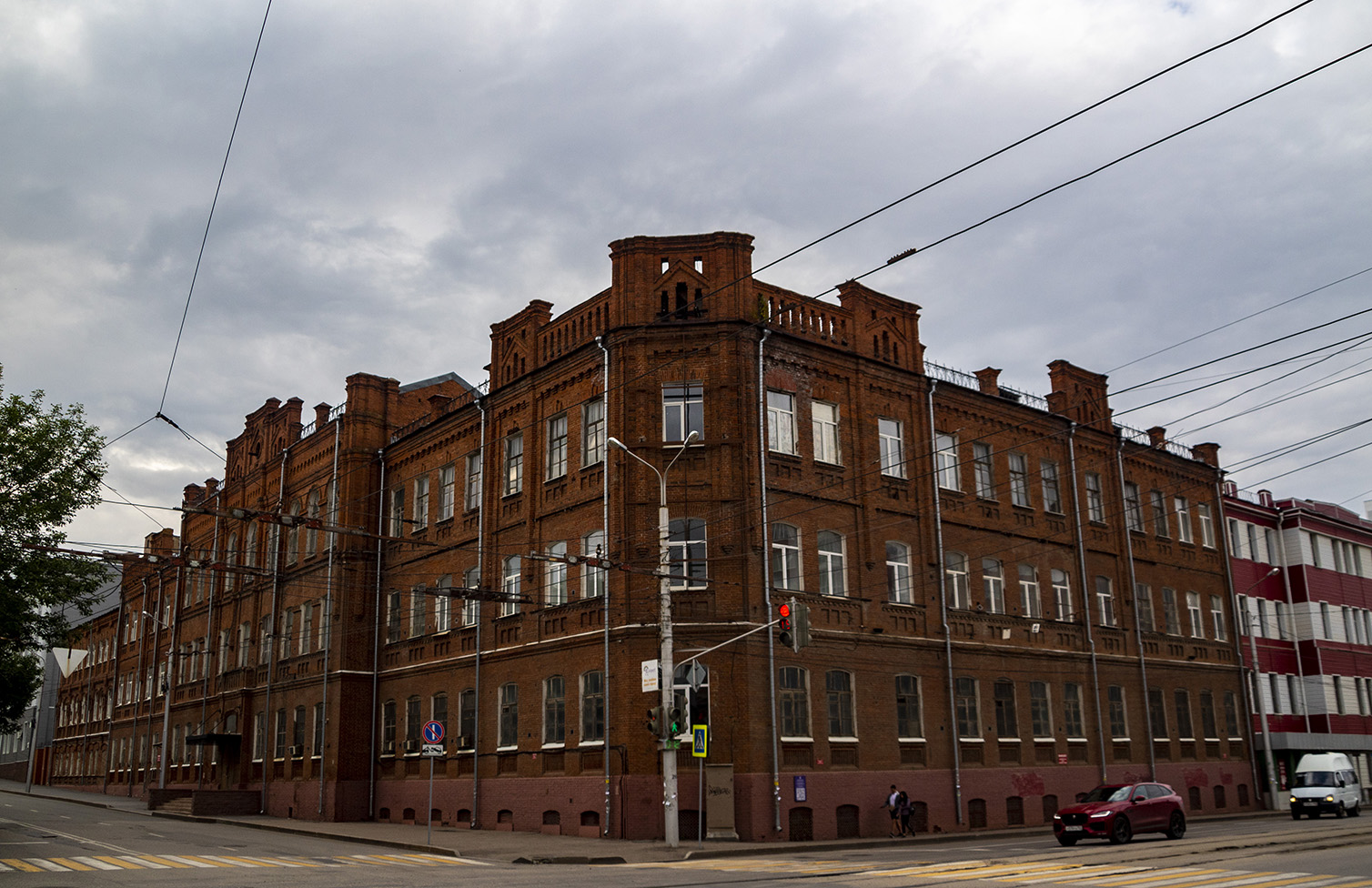Уфа, Коммунистическая улица, 23 / Улица Аксакова, 67