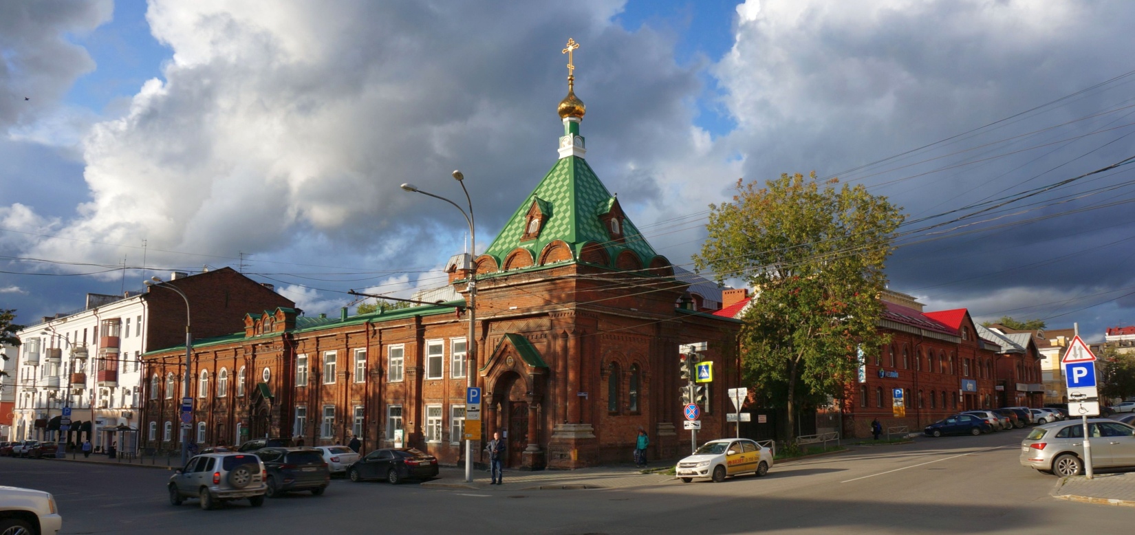 Пермь, Комсомольский проспект, 18; Петропавловская улица, 43; Комсомольский проспект, 16
