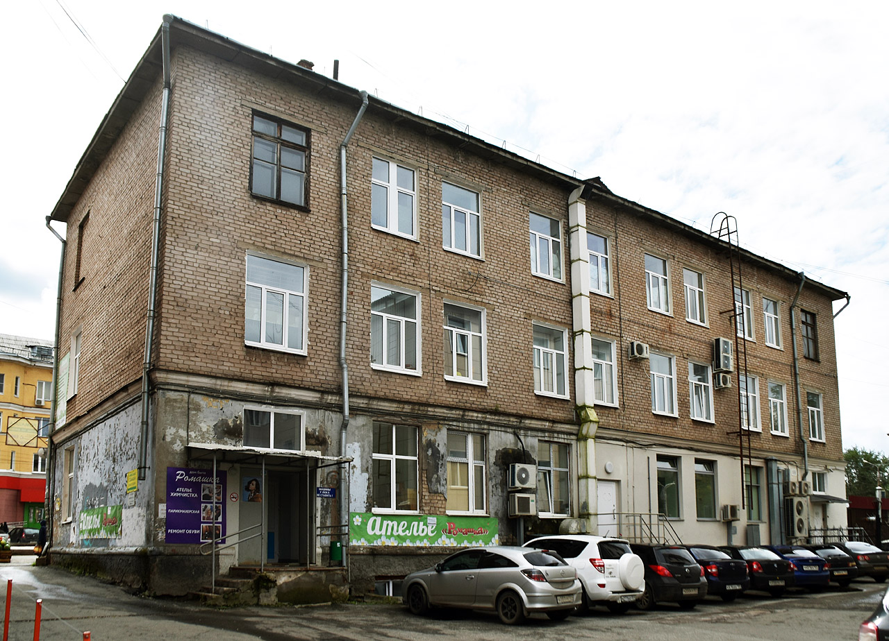 Perm, Улица Мира, 104 / Улица Космонавта Леонова, 19