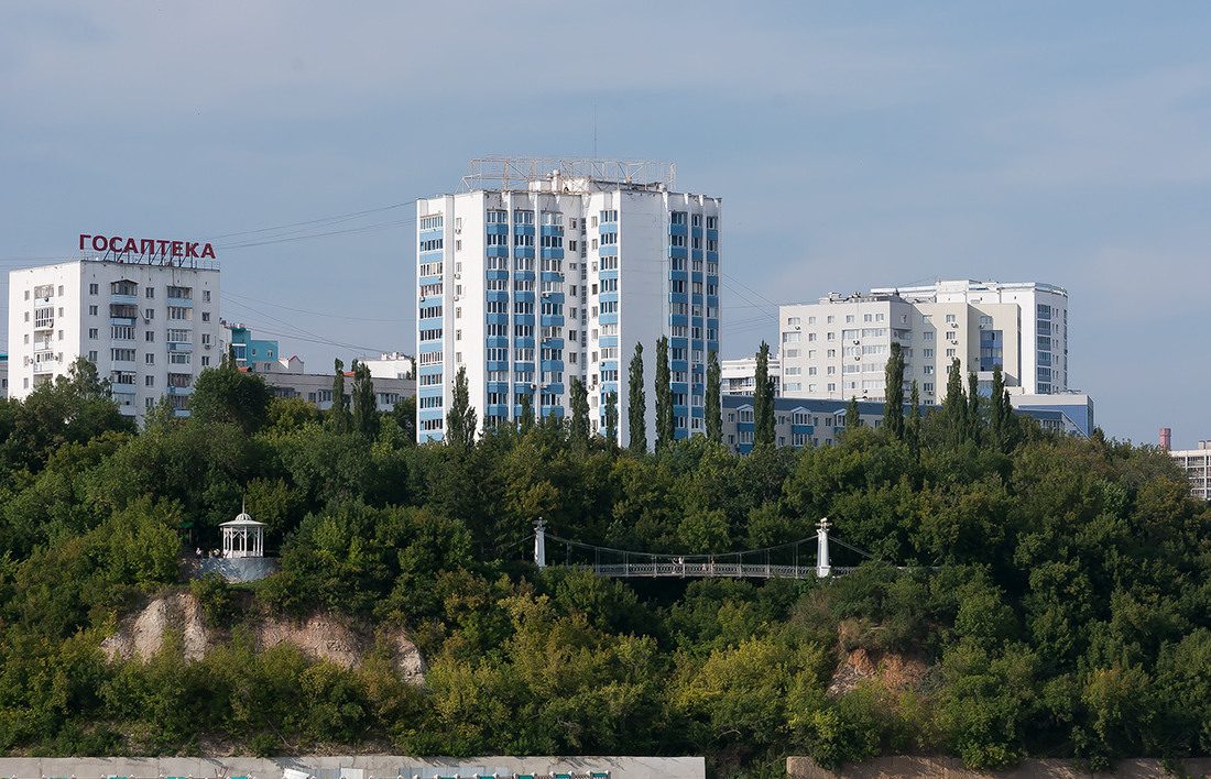 Уфа, Улица Салавата, 15; Улица Салавата, 17; Сад Салавата Юлаева, Висячий мост
