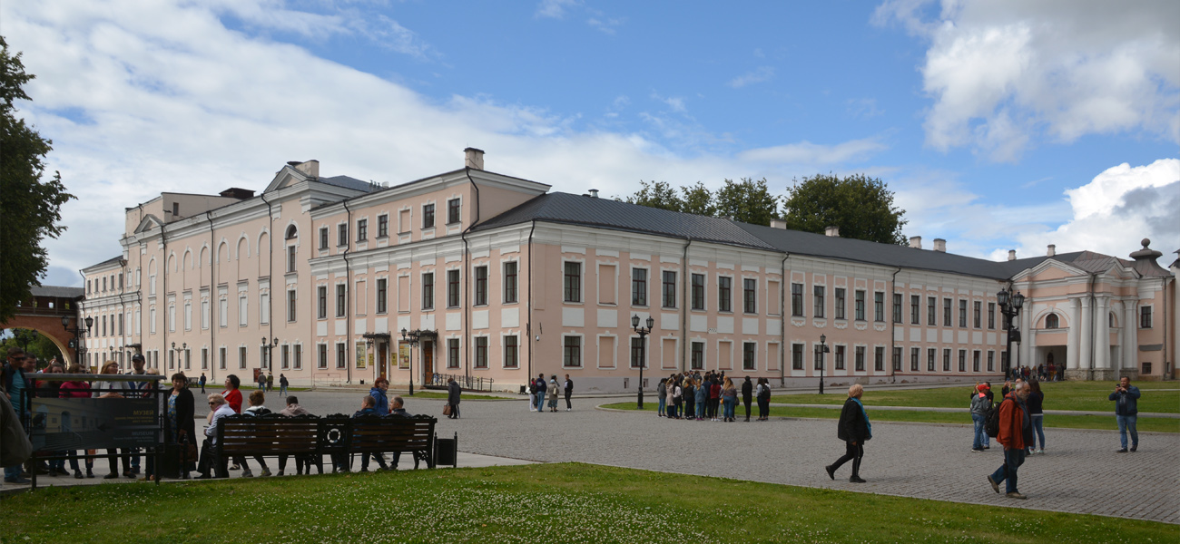 Великий Новгород, Кремль, 8 Епархиальный дом; Кремль, 8 Митрополичьи покои