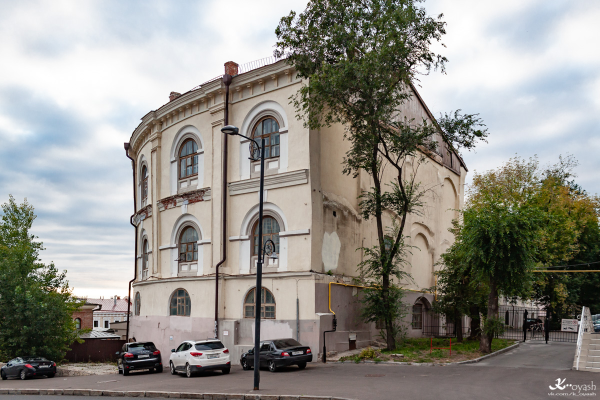 Казань, Кремлёвская улица, 2 / Улица Чернышевского, 6